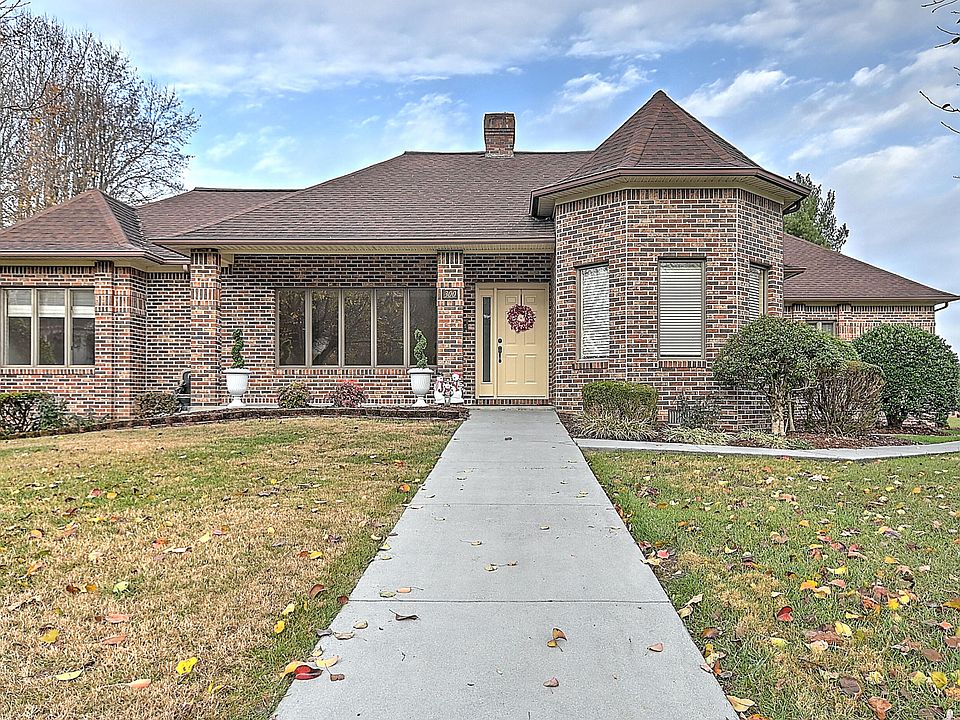 1st image of 300 Woodbriar Dr