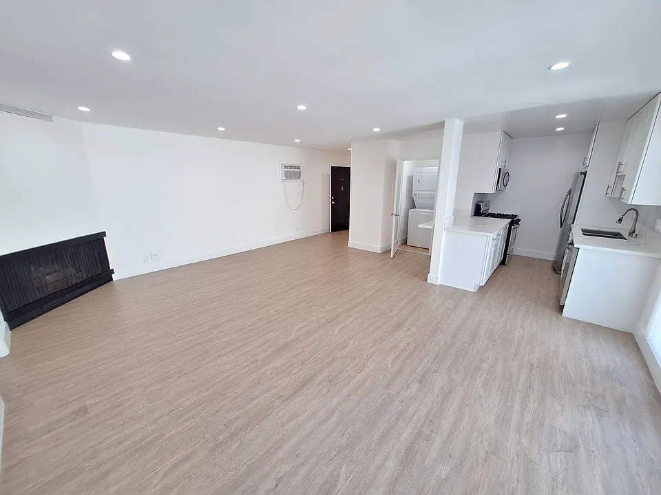336 S Norton Ave #204