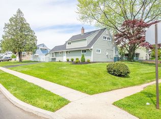 109 Goldenridge Dr, Levittown, PA 19057