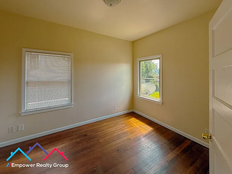5235 Bancroft Ave. — Photo 9