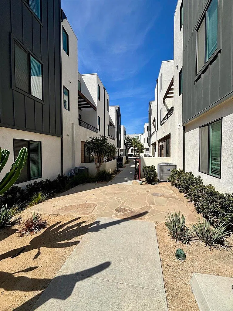 3 bed, 1592 sqft, $3,500 — Photo 1