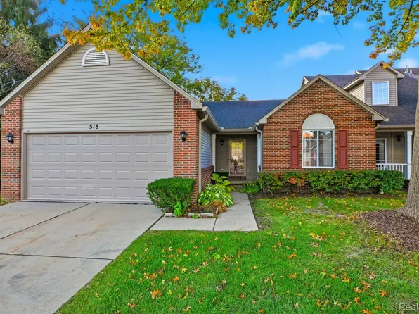 518 Redmaple Ln #62, Brighton, MI 48116