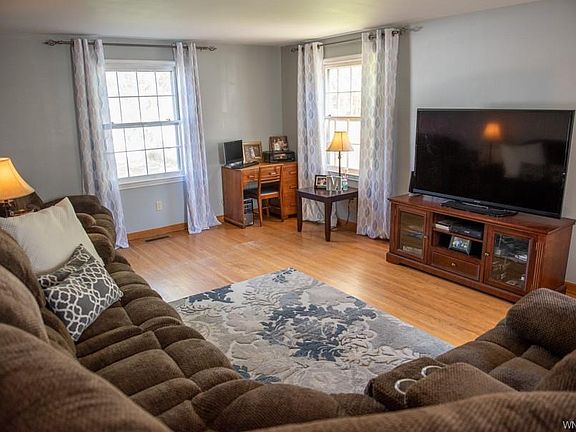 4th image of 82 Woodmere Dr