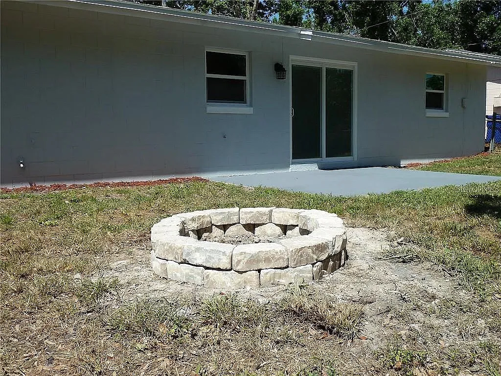 3 bed, 1002 sqft, $2,100 — Photo 2