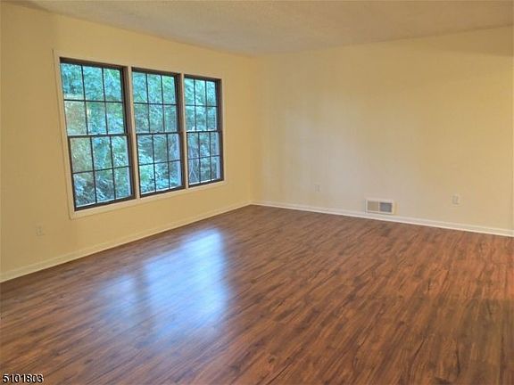 5th image of 23 Burlington Ct #1912