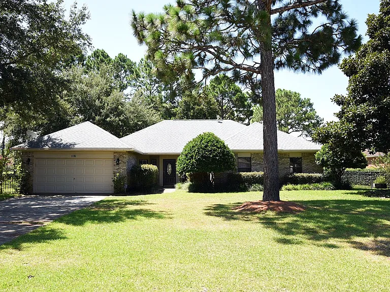 116 Baywind Dr — Photo 1