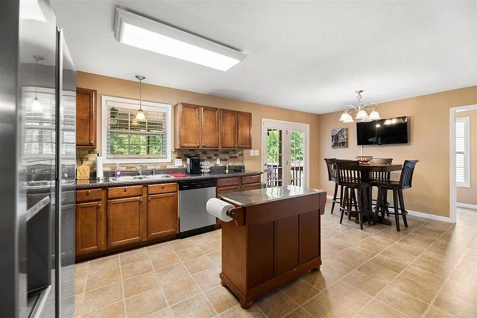 4 bed, 2192 sqft, $2,500 — Photo 3