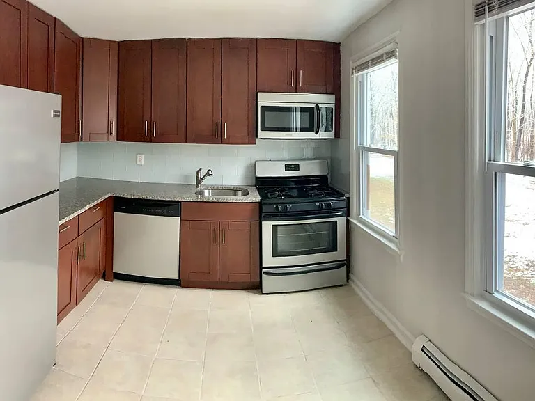 39 Hawthorne Dr #1 — Photo 4