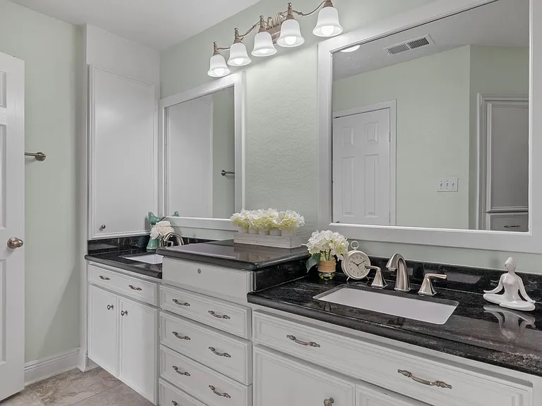 1400 Oak Hollow Dr — Photo 30
