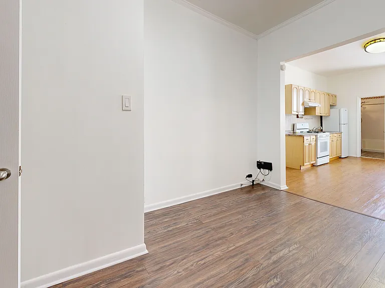 1941 Gates Ave #2R — Photo 22