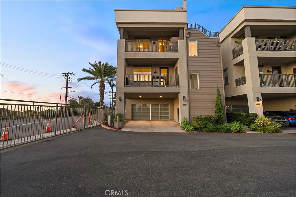 4 bed, 3.5 bath, 2274 sqft, $7,500 — Photo 3