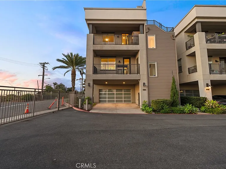 1068 Hampton Dr — Photo 3