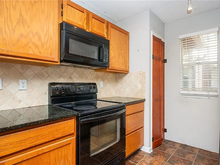 915 Wentworth Ct — Photo 13