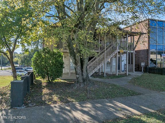 2nd image of 2930 E Magnolia Ave