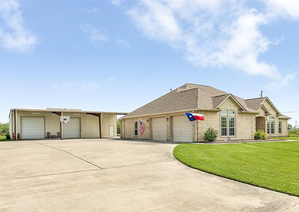 Tons of space here for parking! Driveway is approx. 306' long!!!