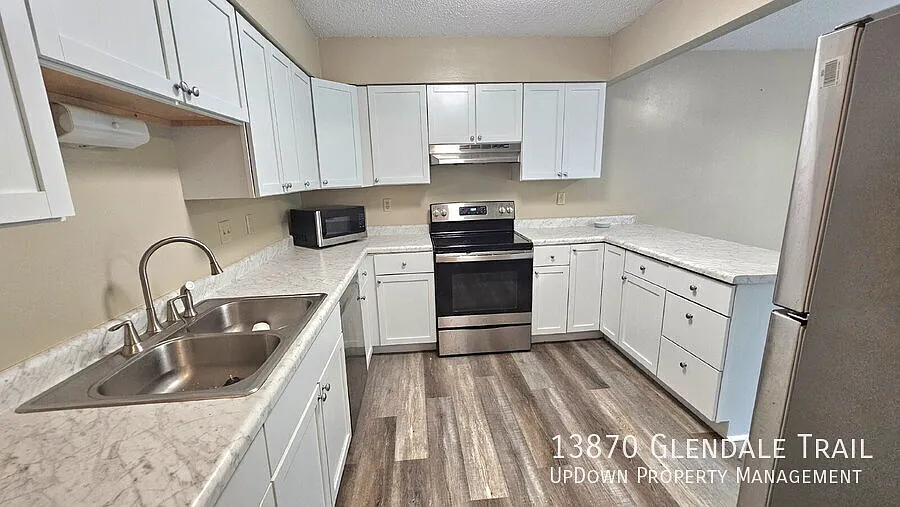 "Charming 3-Bedroom Haven with 2 Full Baths at 13870 Glendale Trail, Savage, MN Spacious 1000 Sq ... — Photo 2