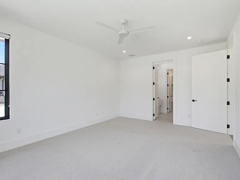 9855 Kingsway Ave — Photo 32