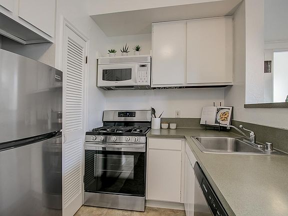 3rd image of 407 Miguel St