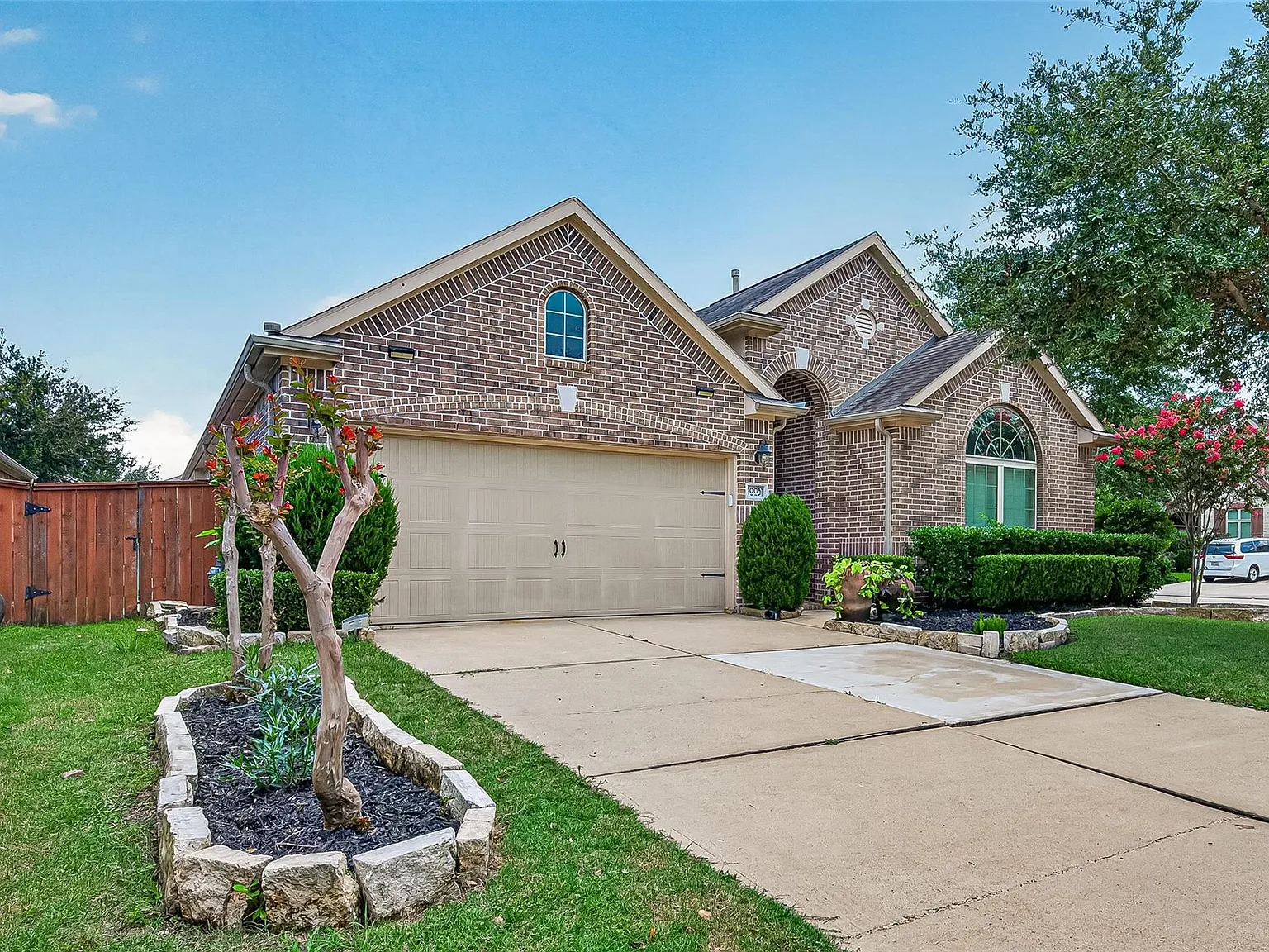 4 bed, 3.0 bath, 2480 sqft, $2,800 — Photo 1