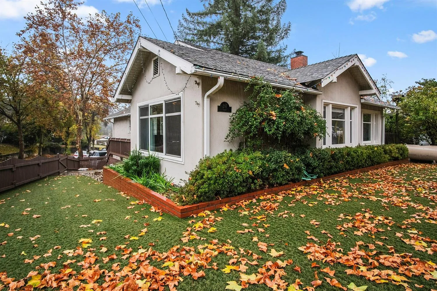 297 Lyons St photo 1