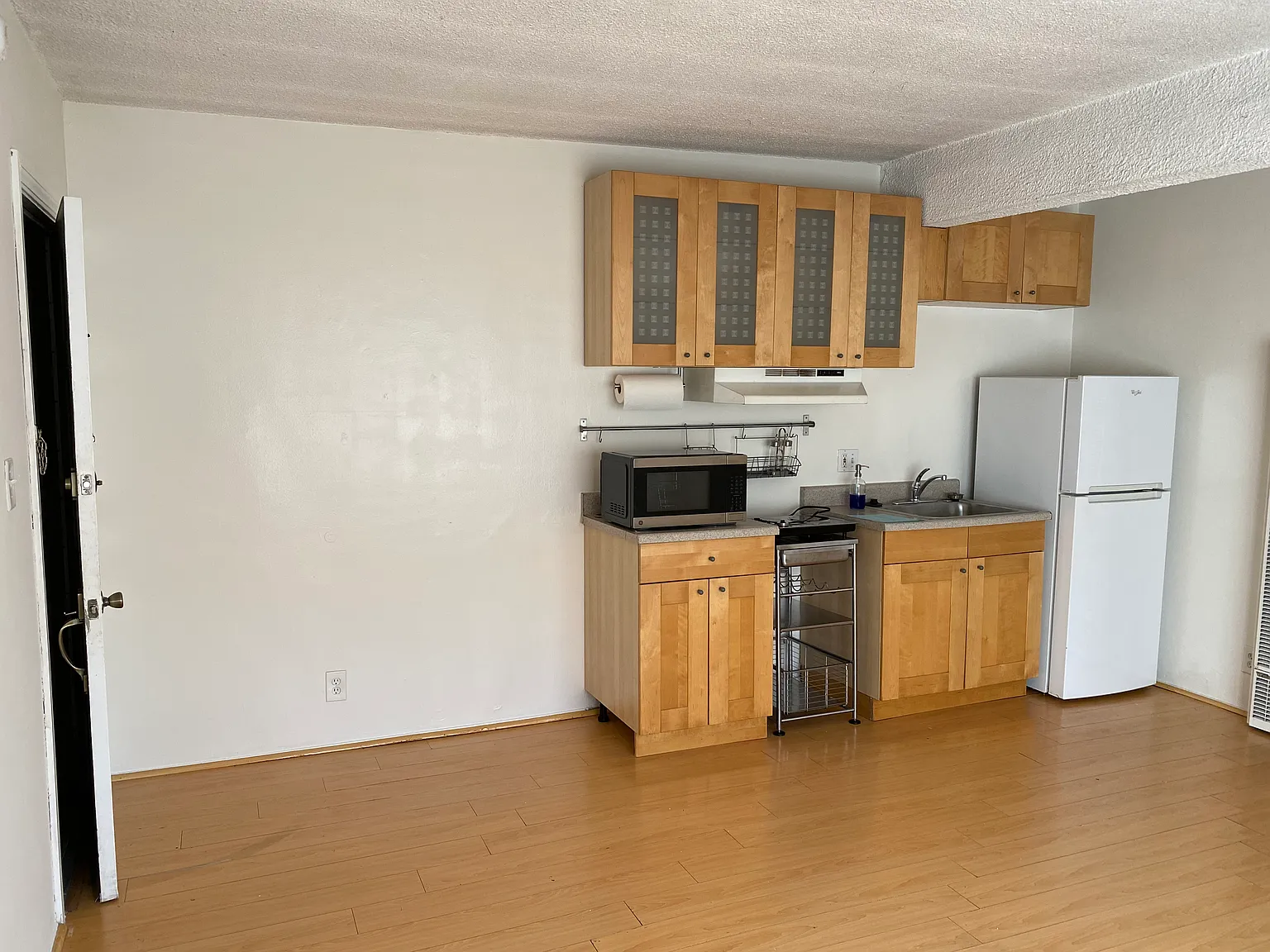 Studio, 400 sqft, $1,650 — Photo 2
