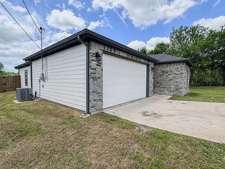 3105 Spencer St — Photo 3