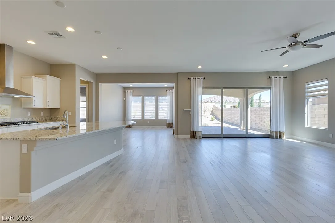 3 bed, 2.5 bath, 2432 sqft, $3,500 — Photo 4