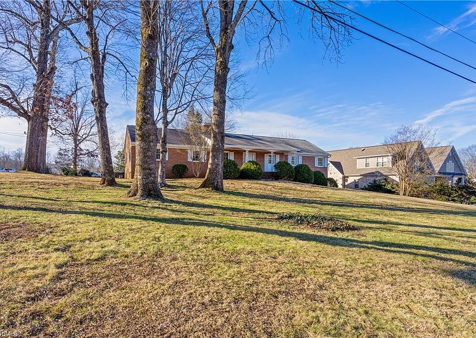 2nd image of 5905 Arcadia Dr
