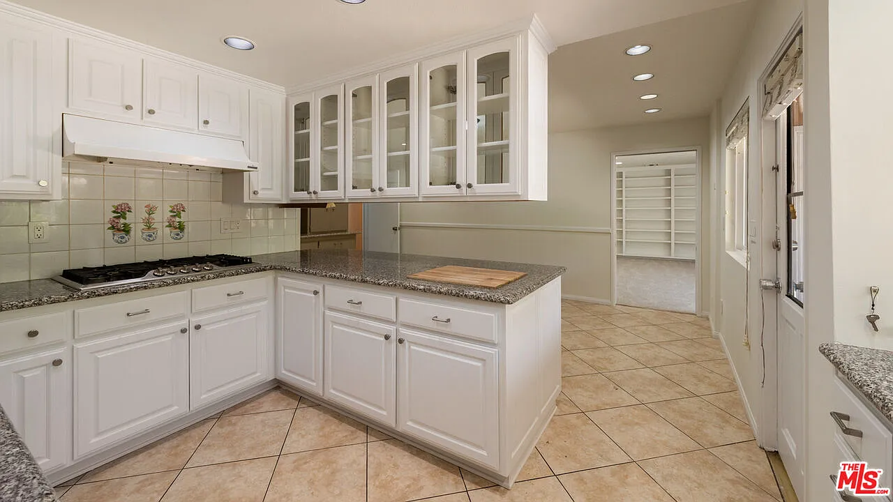 7 bed, 5.5 bath, 3664 sqft, $12,995 — Photo 4