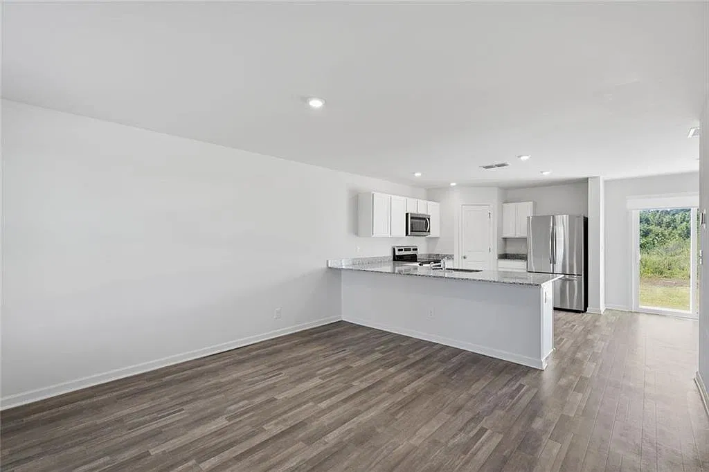 4 bed, 3.0 bath, 1774 sqft, $2,300 — Photo 3