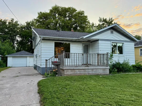 309 15th St N, Moorhead, MN 56560