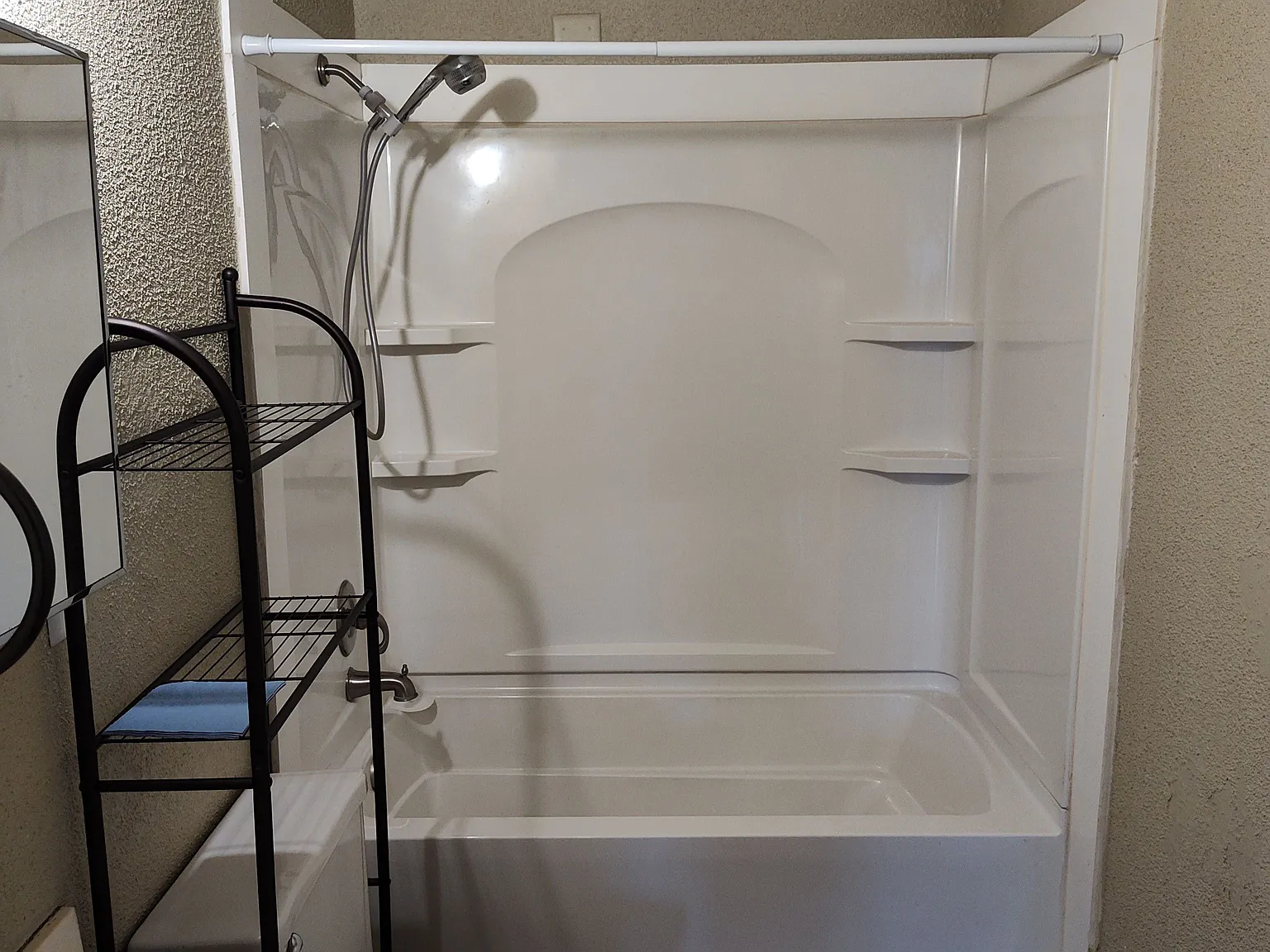 1 bed, 1.0 bath, 639 sqft, $900 — Photo 3
