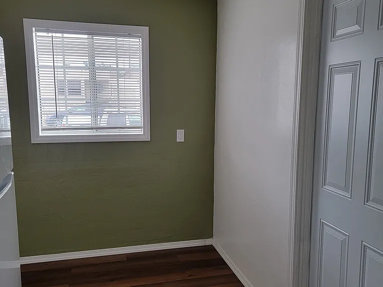 4042 Winona Ave #4042 — Photo 2