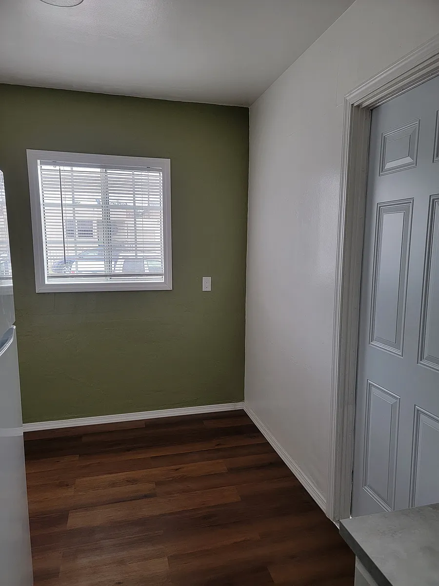 Building Photo - 4042 Winona Ave #4042