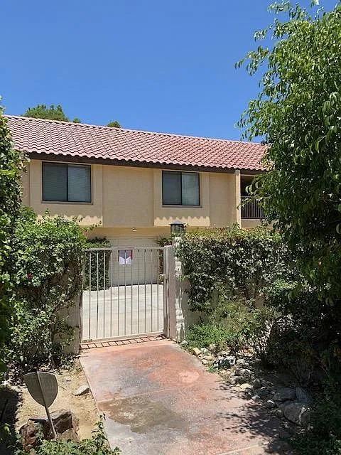 2 bed, 900 sqft, $1,900 — Photo 2