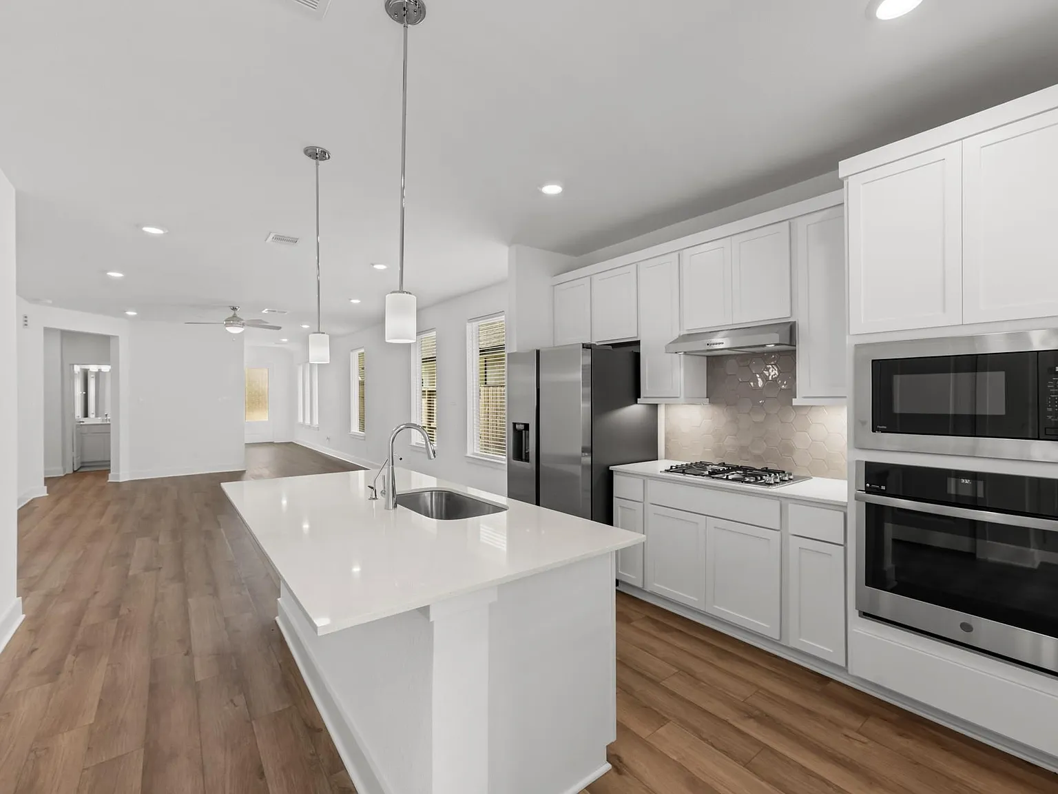 3 bed, 2.0 bath, 1716 sqft, $1,900 — Photo 2