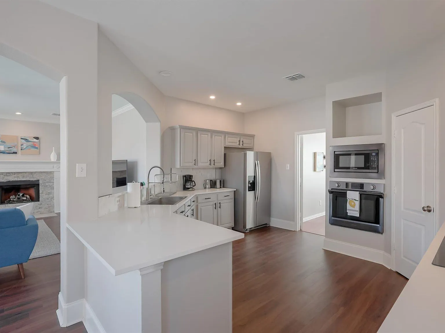 6 bed, 2.5 bath, 2892 sqft, $9,750 — Photo 4