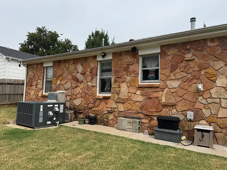 1208 E Hurd St — Photo 11
