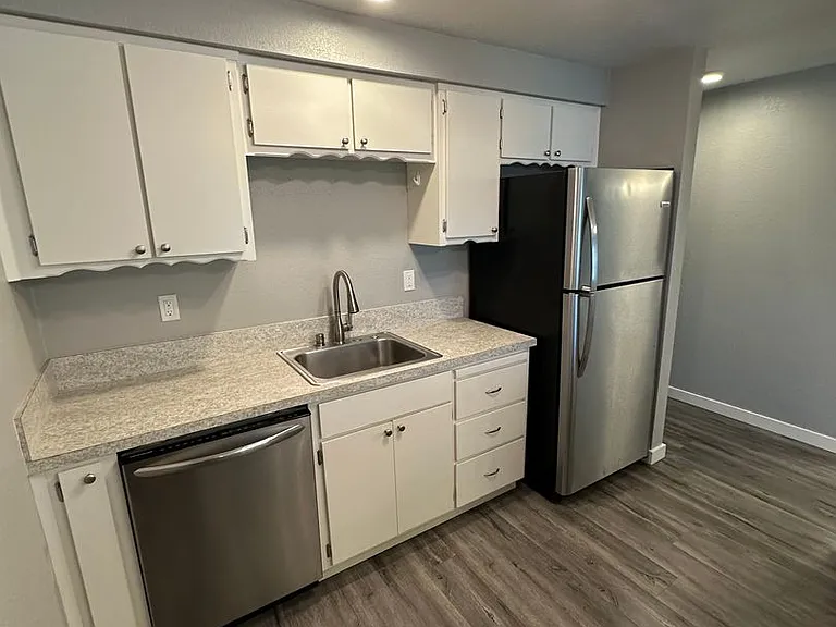 2401 Elm St #2400 — Photo 7