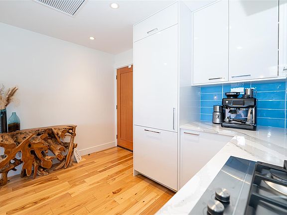 5th image of 916 Lyall St #408