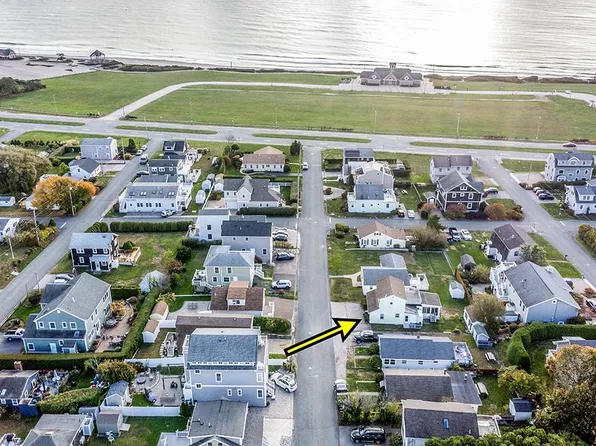 18 Greenbrier Rd, Narragansett, RI 02882