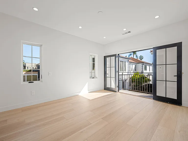 439 N Sierra Bonita — Photo 20