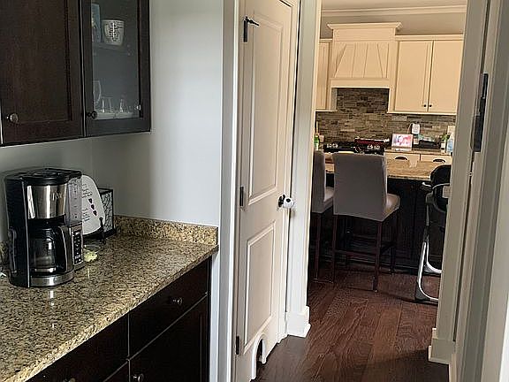 Foyer btwn kitchen/dining 