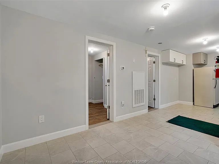 881 Parent Ave #BASEMENT — Photo 8
