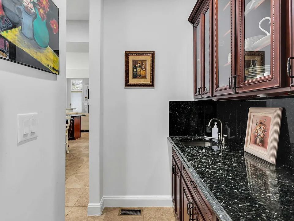 10 Bay Woods Dr