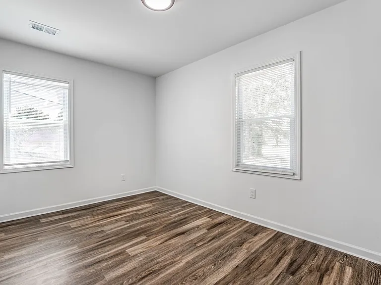 405 W Brooks Rd — Photo 17