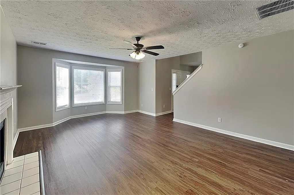4 bed, 2.5 bath, 1972 sqft, $2,140 — Photo 3