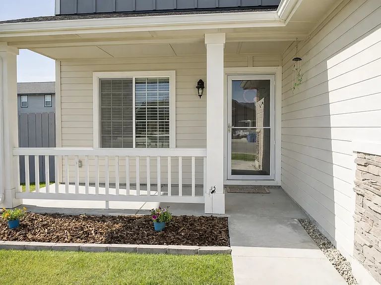 645 SW Miner St — Photo 2