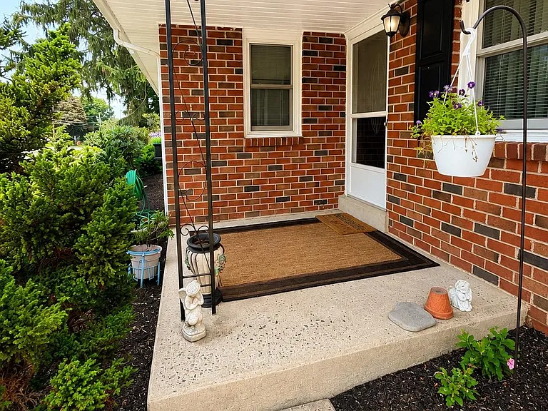 101 Park Dr — Photo 2