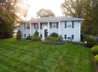 3 Armstrong Dr, Oak Ridge, NJ 07438